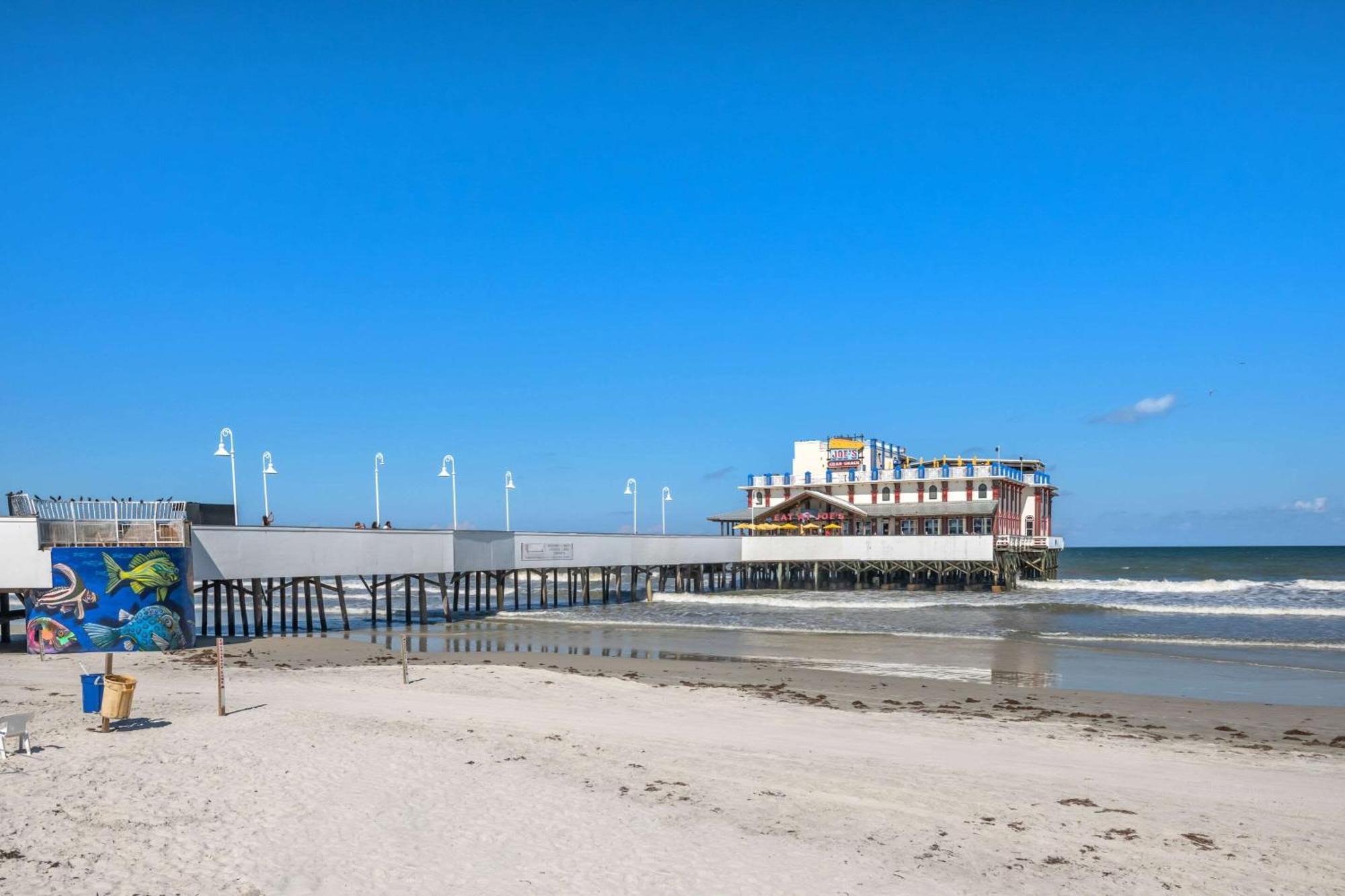 Comfort Inn & Suites Daytona Beach Oceanfront Exterior photo