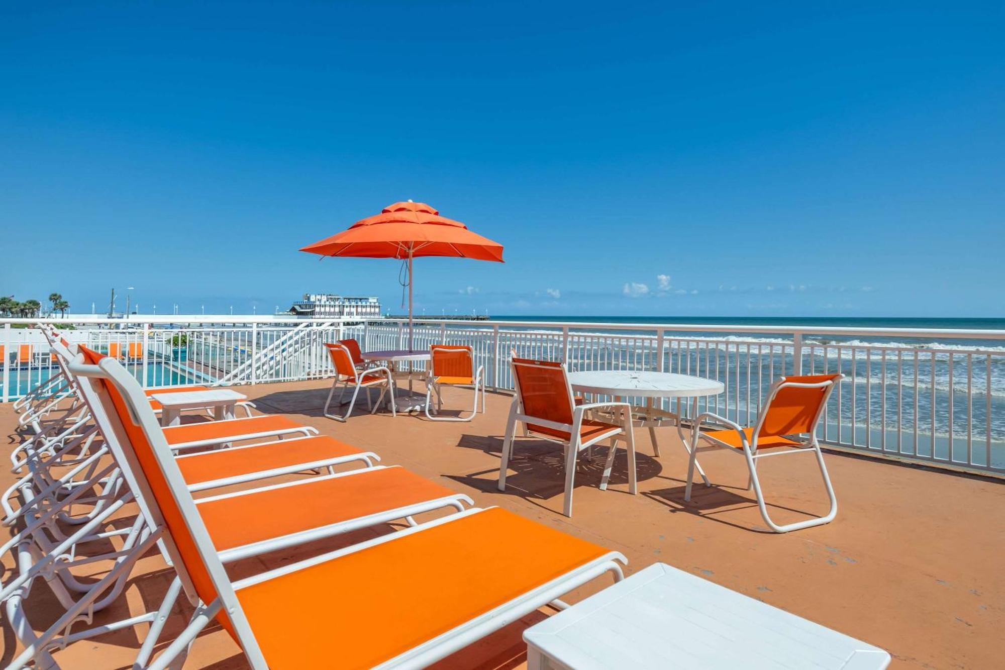 Comfort Inn & Suites Daytona Beach Oceanfront Exterior photo