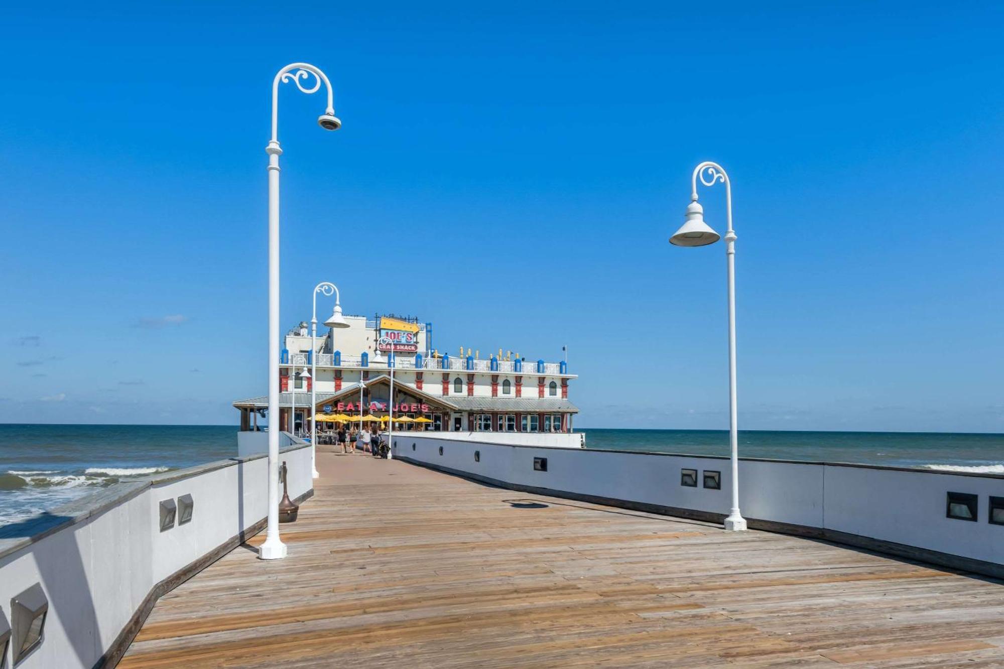 Comfort Inn & Suites Daytona Beach Oceanfront Exterior photo